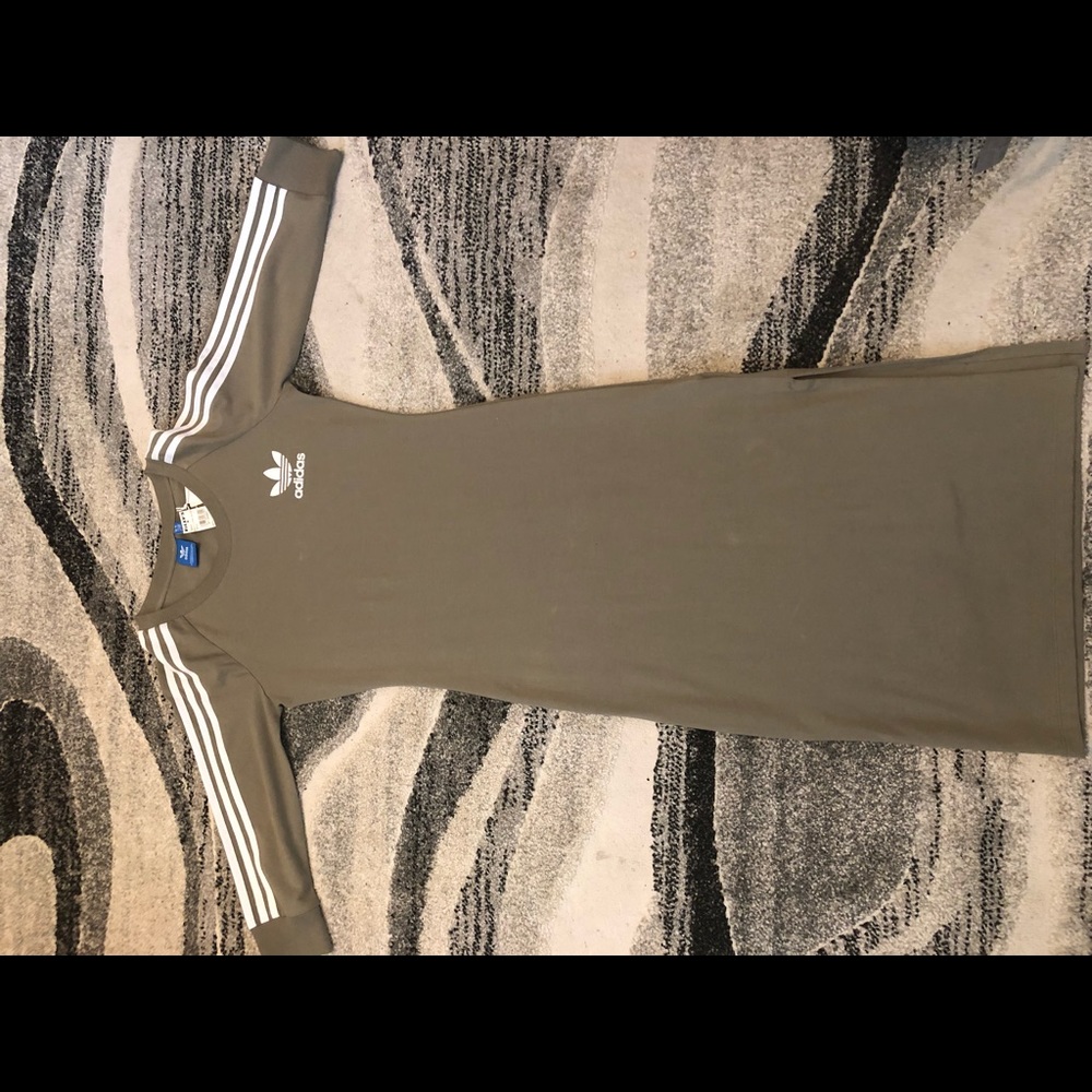 Never worn the dress tags are on